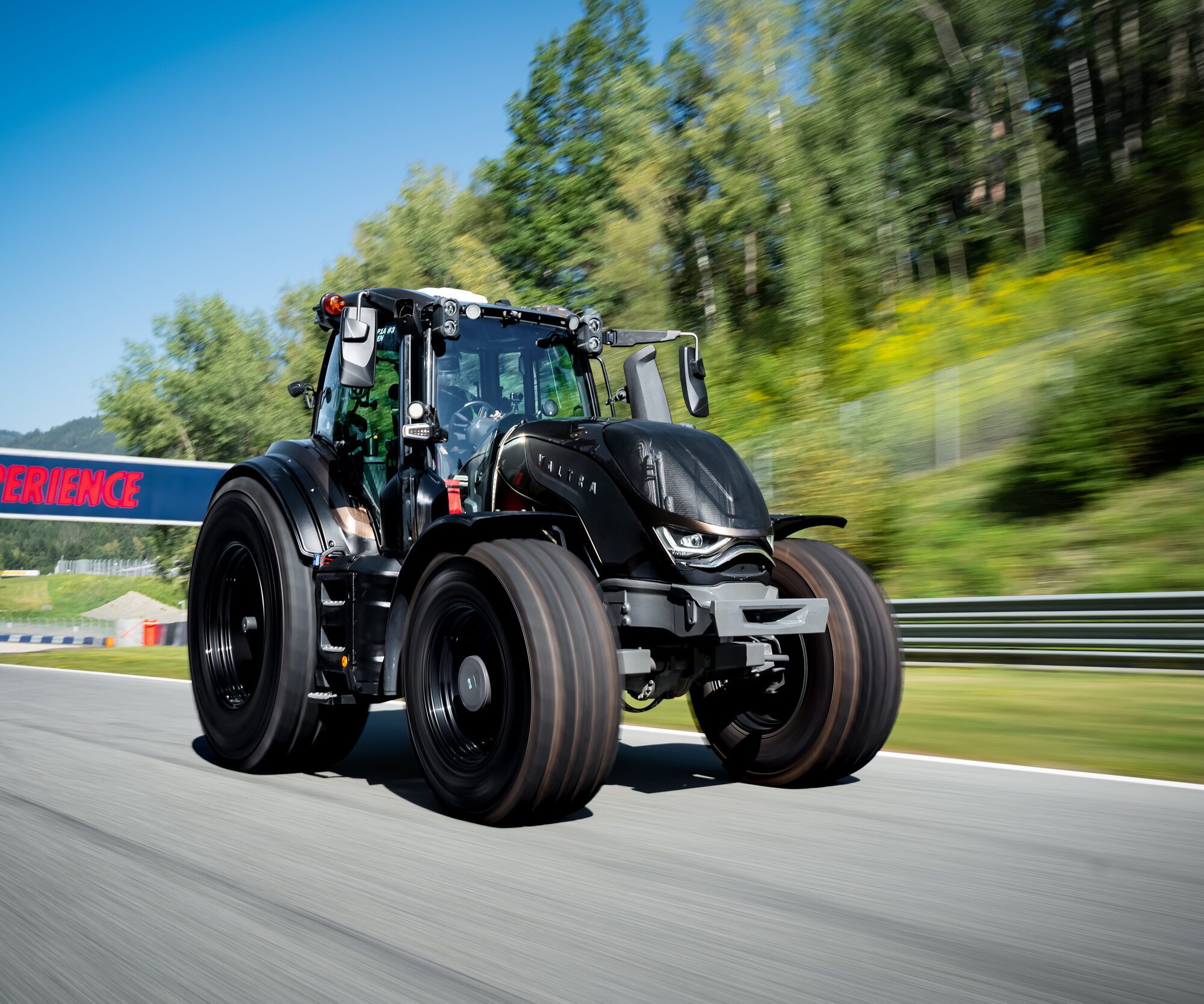 Nieuwe Valtra T rijdt snel: 87 km/h op Red Bull Ring | LandbouwMechanisatie Nieuwe Valtra T rijdt snel: 87 km/h op Red Bull Ring | LandbouwMechanisatie