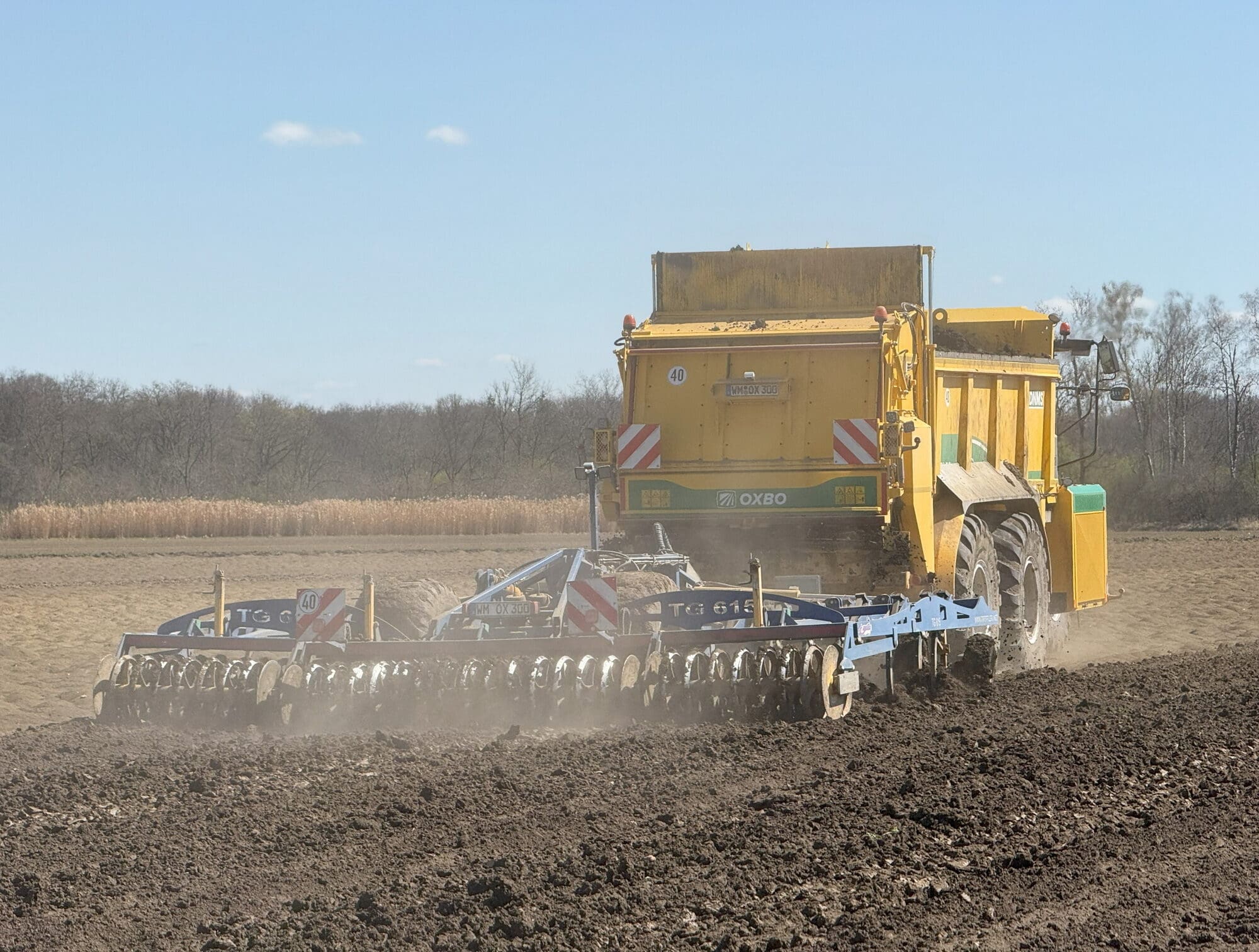 Oxbo voorziet meststrooier van cultivator | LandbouwMechanisatie