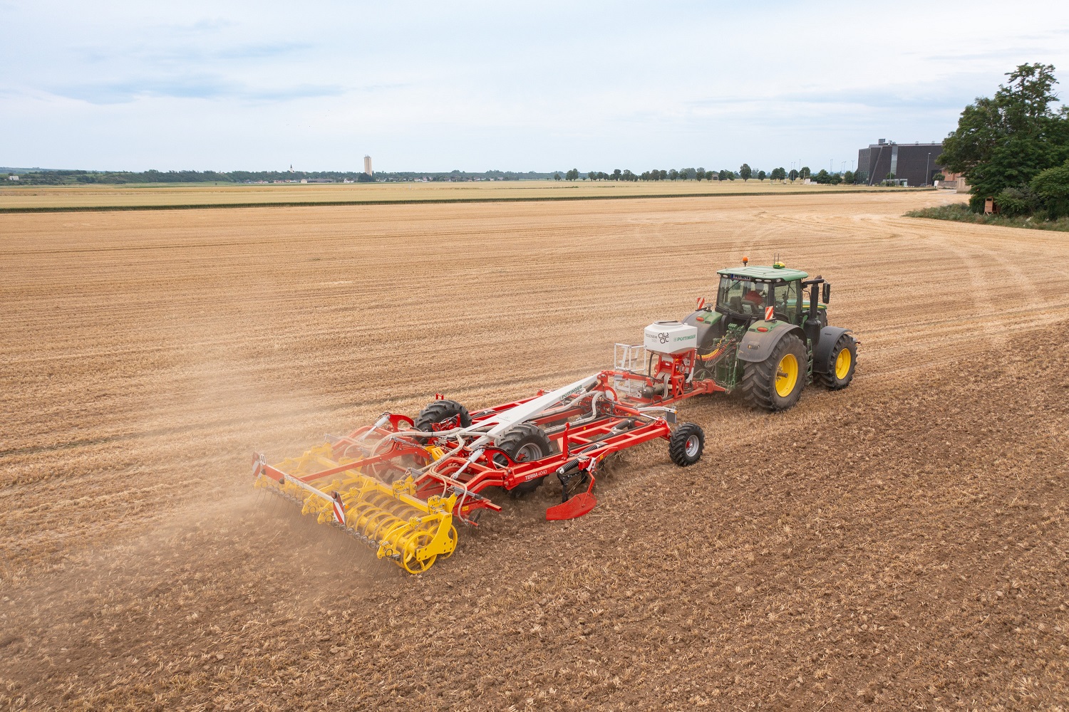 Pöttinger Tegosem op Terria stoppelcultivator | LandbouwMechanisatie