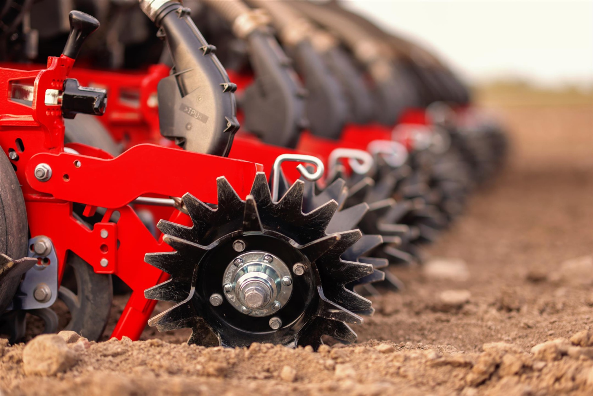 Pro Drain-schijf van Väderstad breekt grond naast gewasrij op | LandbouwMechanisatie