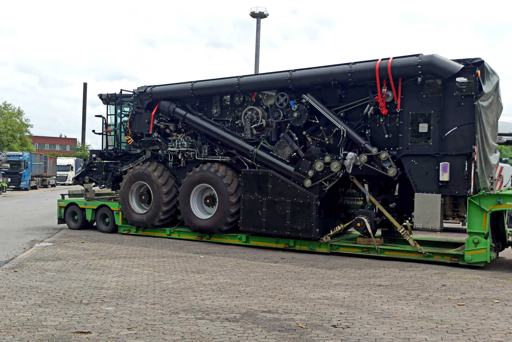 Prototype grote maaidorser met drie assen gespot in Frankrijk | LandbouwMechanisatie