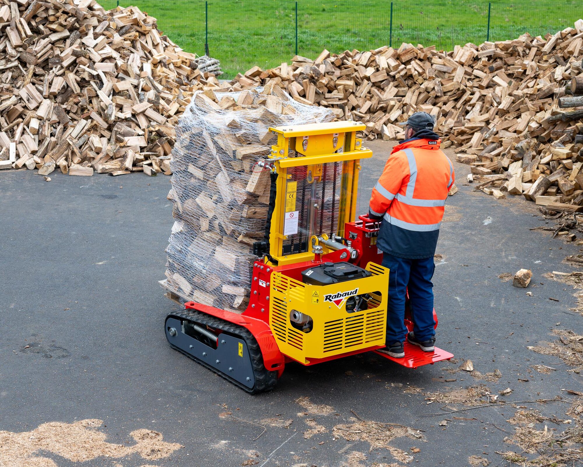 Rabaud offroad heftruck waar je op kunt staan | Tuin en Park Techniek