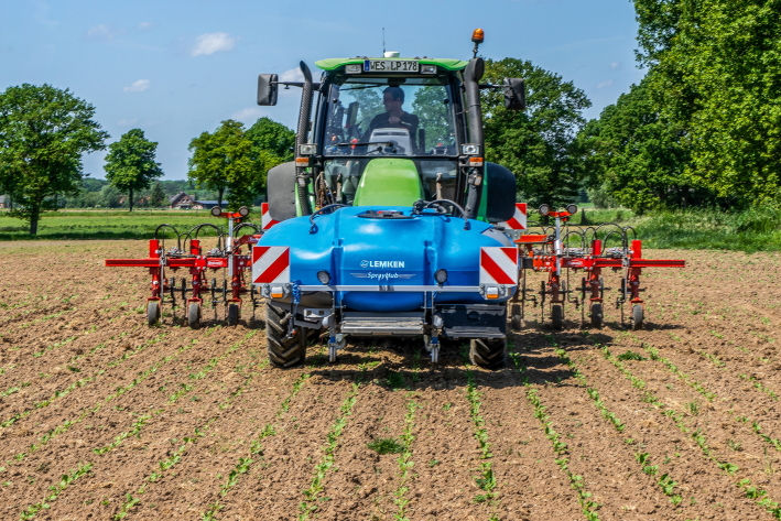 Rijenbespuiten met Lemken Sprayhub-fronttank | LandbouwMechanisatie