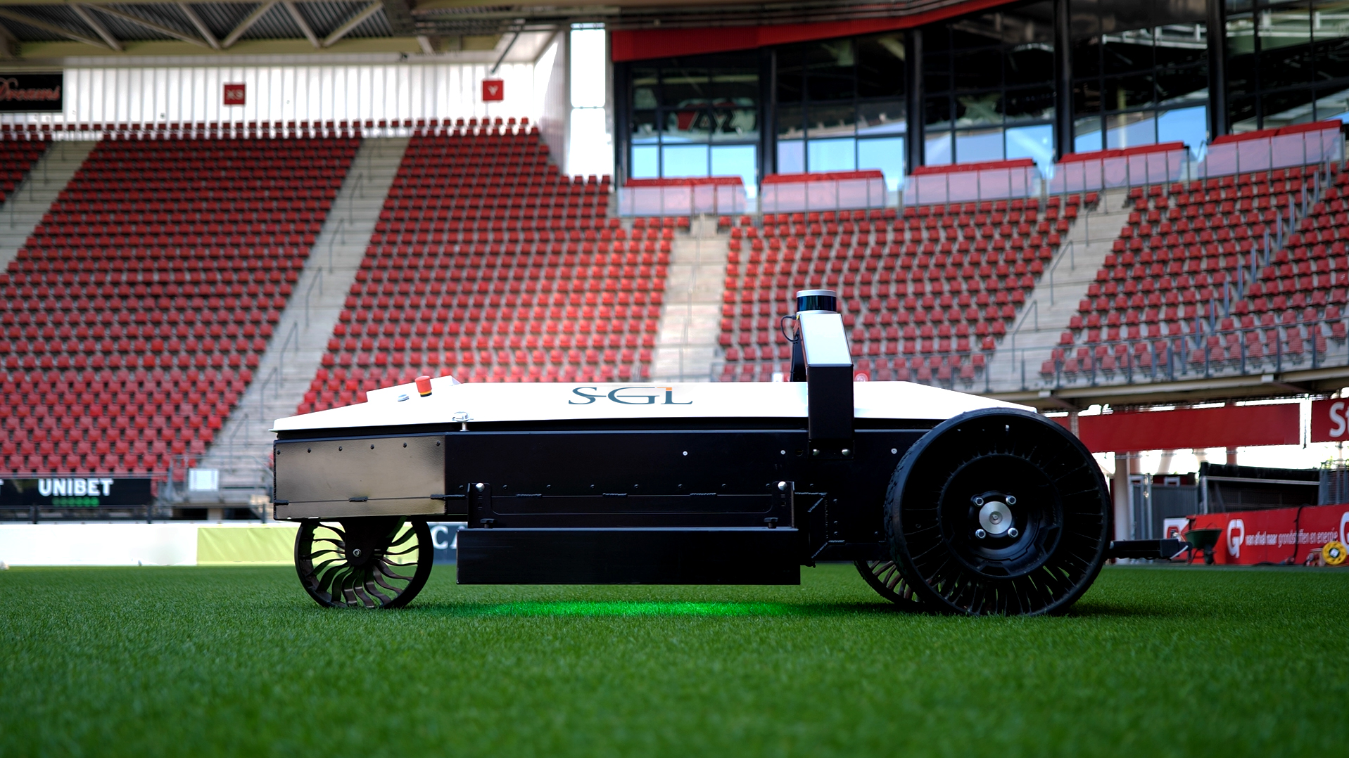 SGL Turfrobot gaat autonoom schimmels op sportvelden te lijf | Tuin en Park Techniek