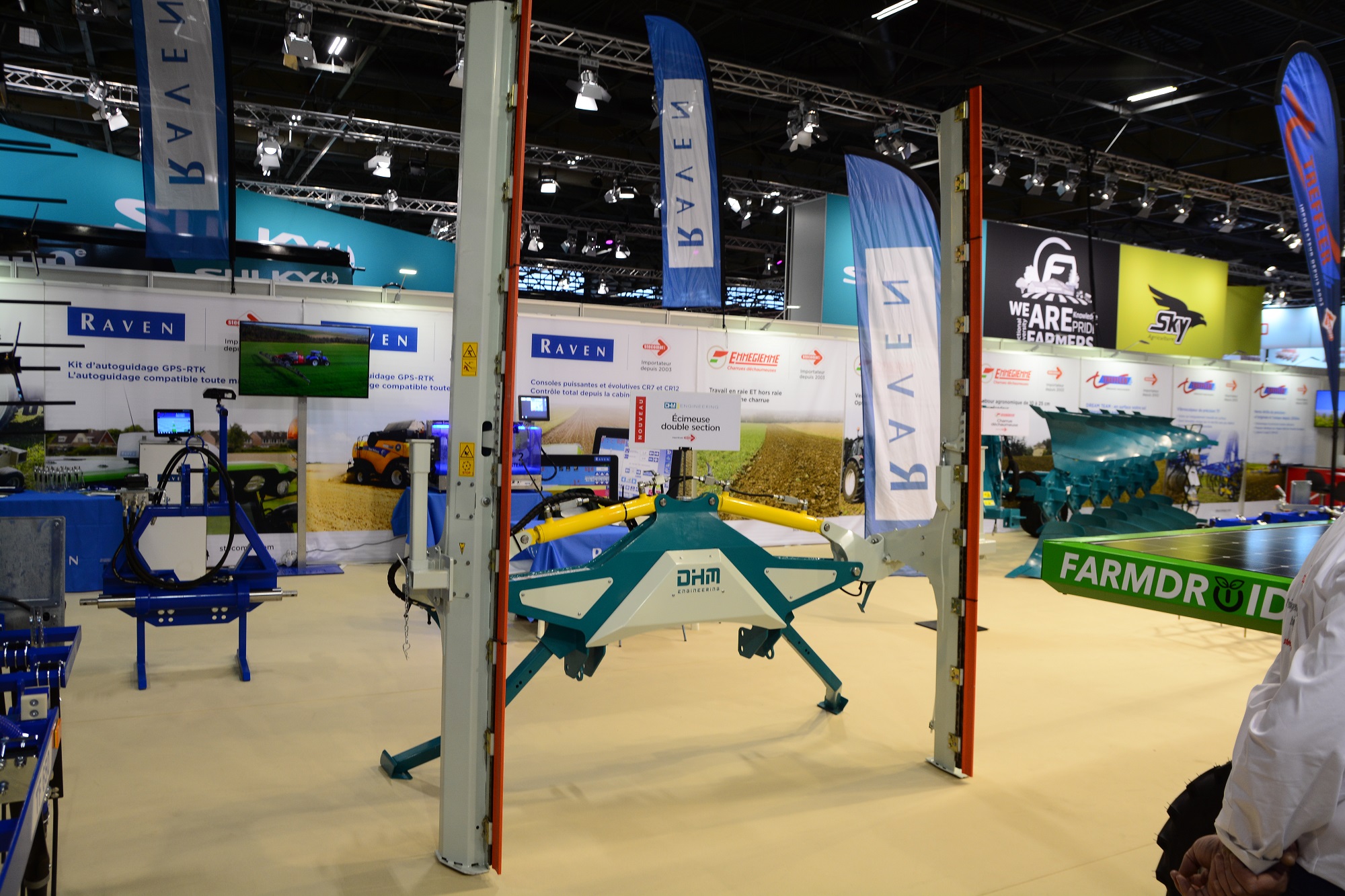 Sima 2022: DHM-maaibalk maait onkruidtoppen uit gewas | LandbouwMechanisatie