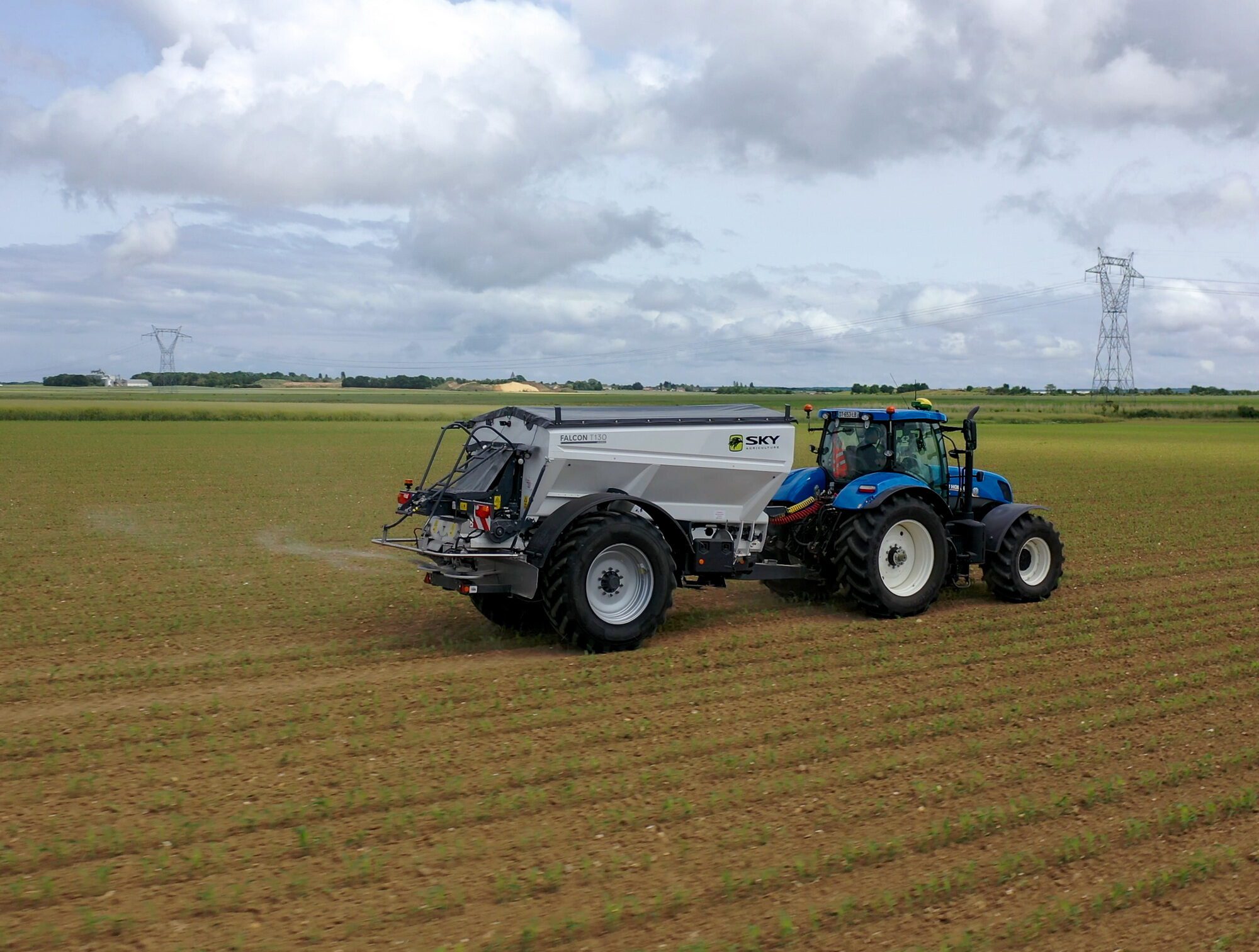 Sky introduceert nieuwe getrokken Falcon T-strooiers | LandbouwMechanisatie