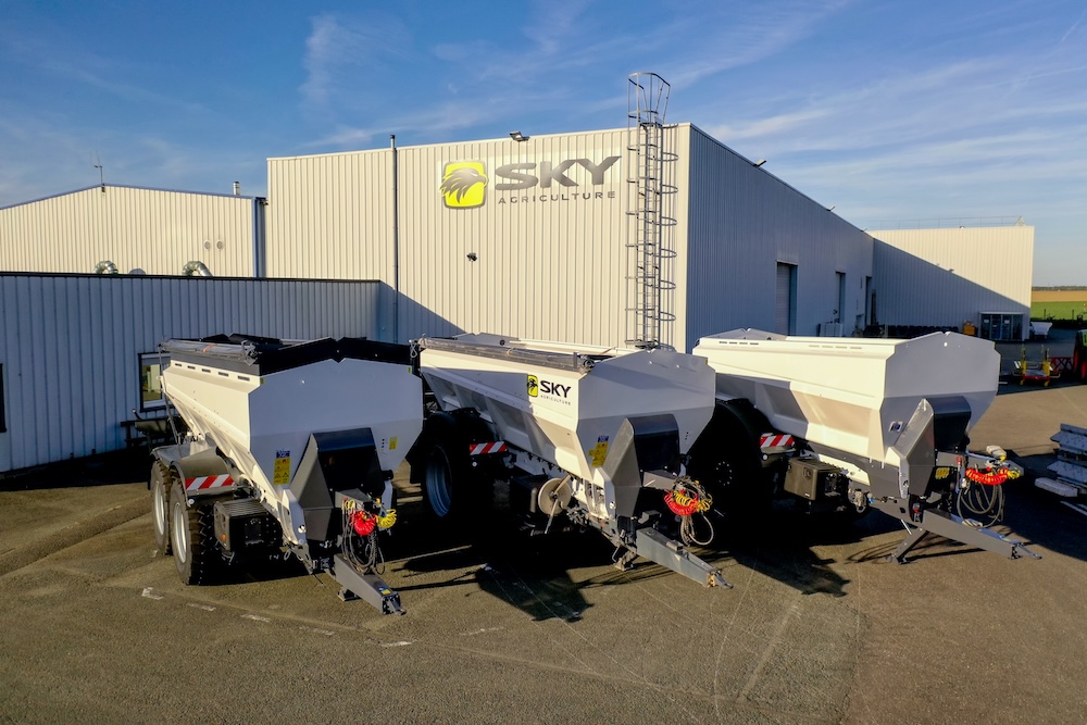Sky komt met Falcon T getrokken kunstmestsrooiers | LandbouwMechanisatie