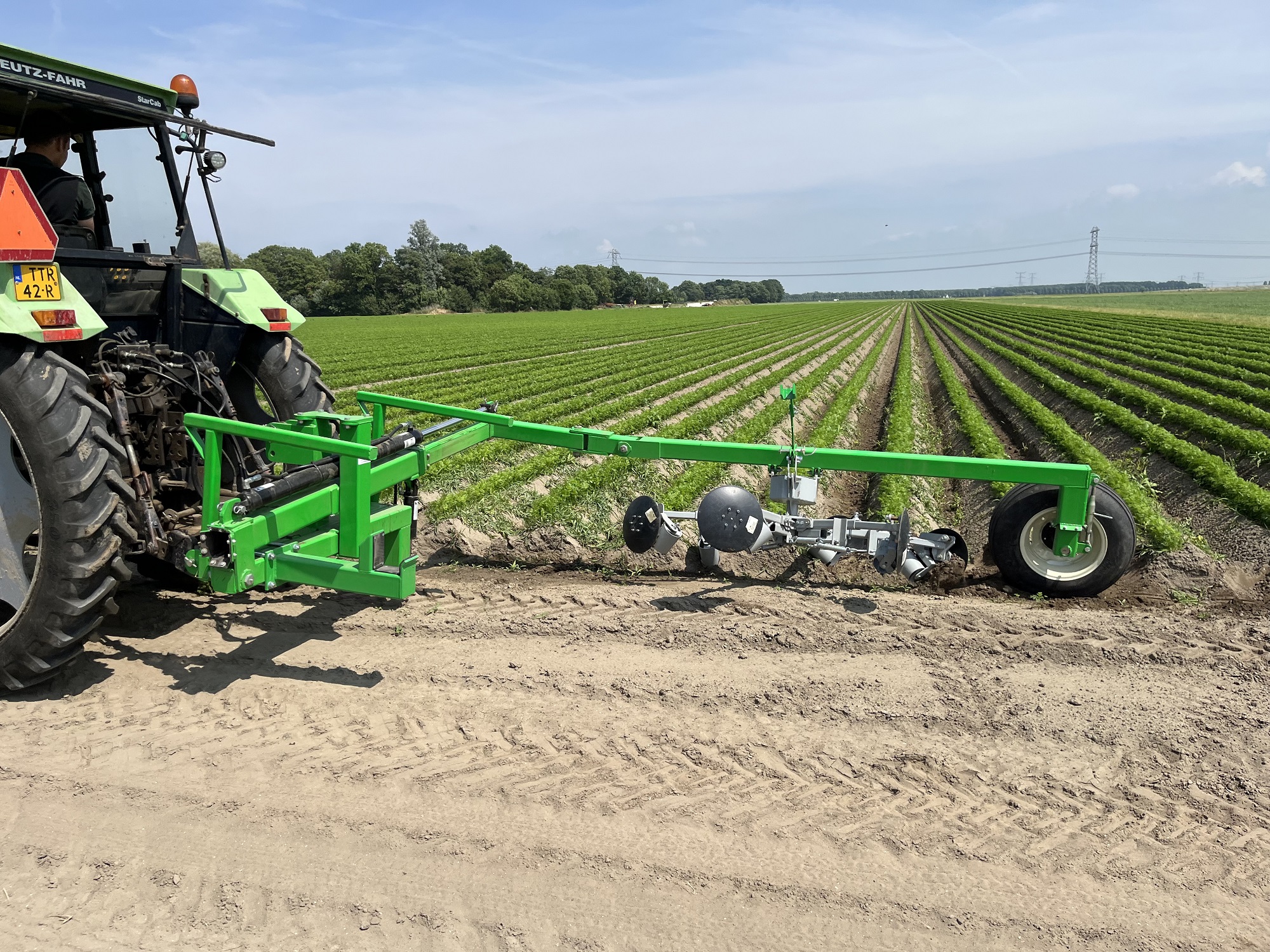 Soil Digger schept grond tussen ruggen vandaan | LandbouwMechanisatie