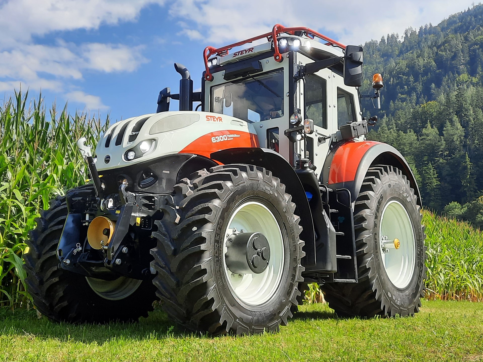 Steyr met bepantserde cabine | LandbouwMechanisatie