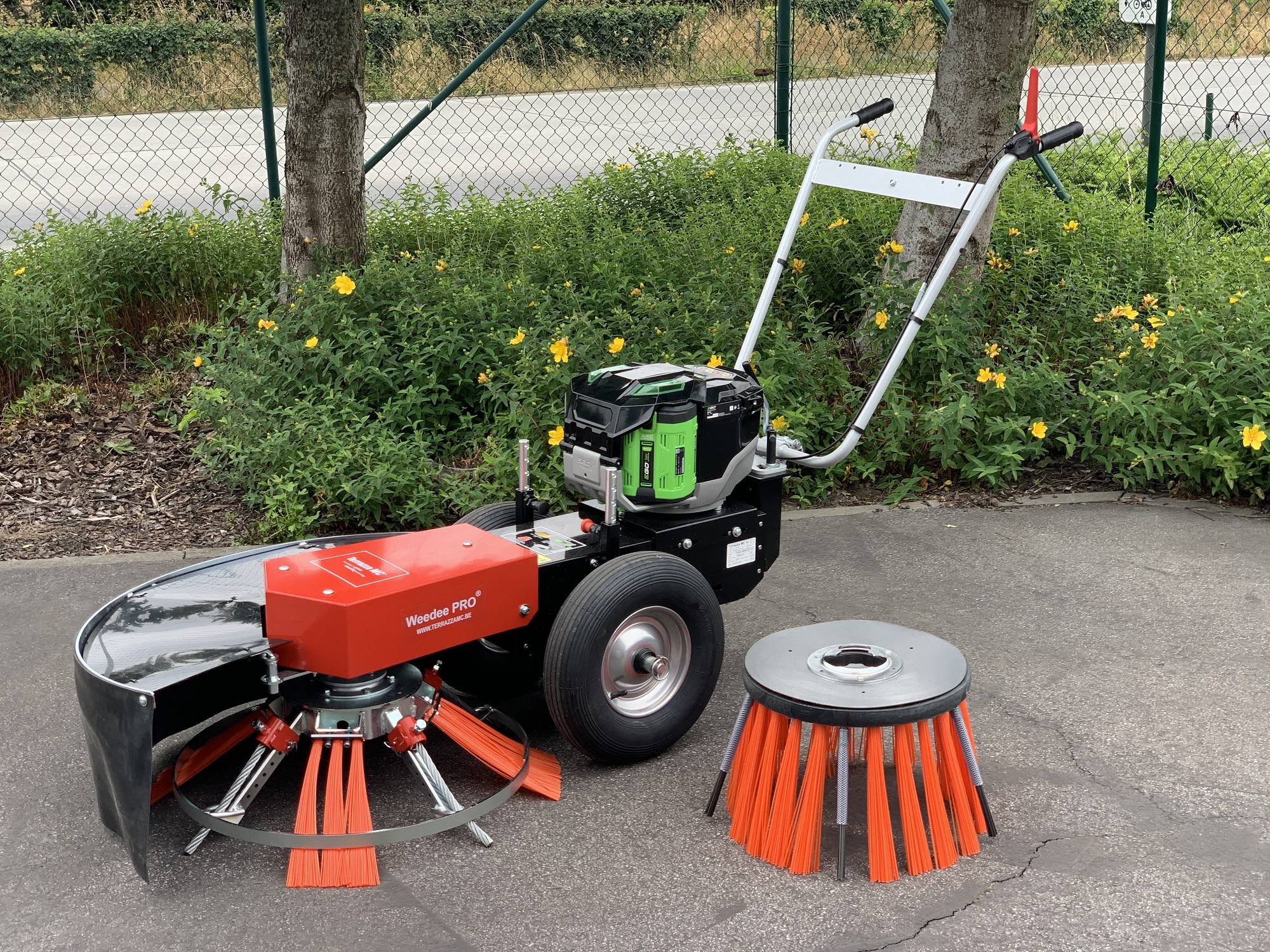 Terrazza voorziet onkruidborstel van Ego-elektromotor | Tuin en Park Techniek