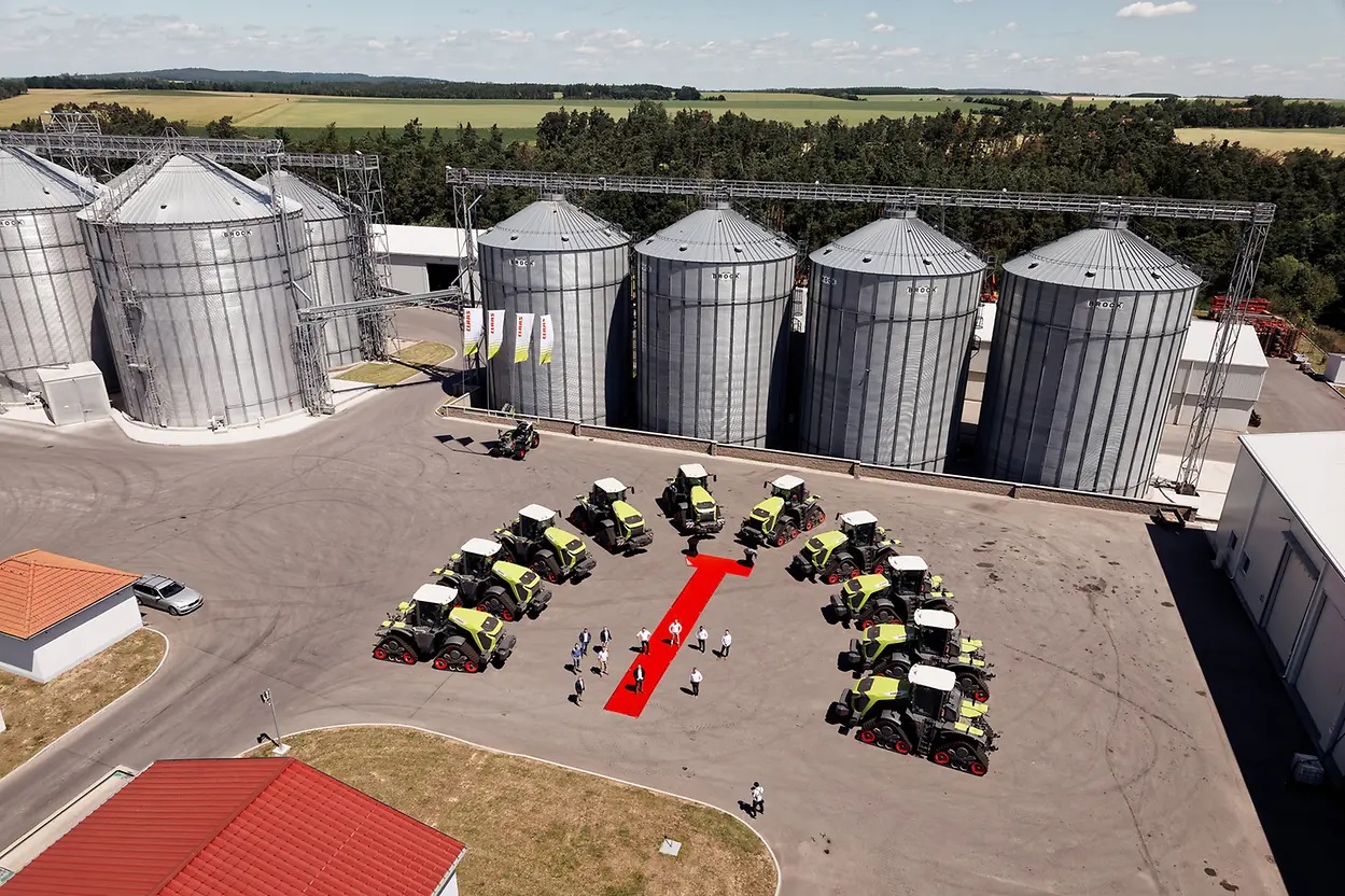 Tsjechische akkerbouwer koopt 17 Claas Xerion trekkers | LandbouwMechanisatie