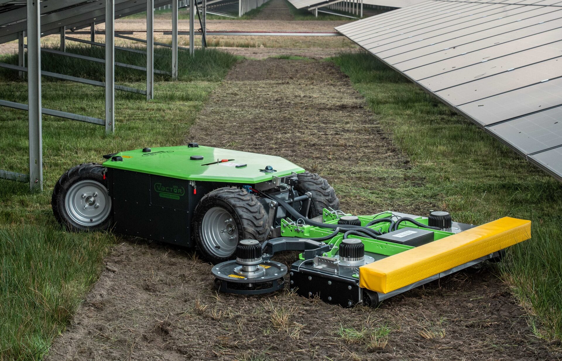 Vector Machines ontwikkelt grote, vierwielaangedreven maairobot | Tuin en Park Techniek