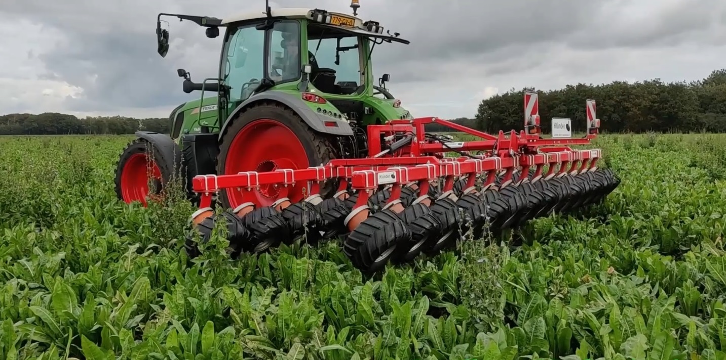 VIDEO: Klünder-onkruidtrekker verwijdert onkruid en schieters | LandbouwMechanisatie