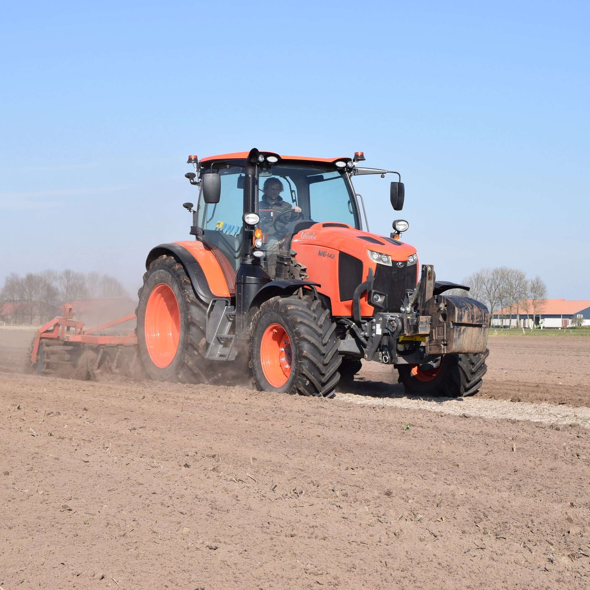 VIDEO: Kubota M6-142 trekkertest | LandbouwMechanisatie