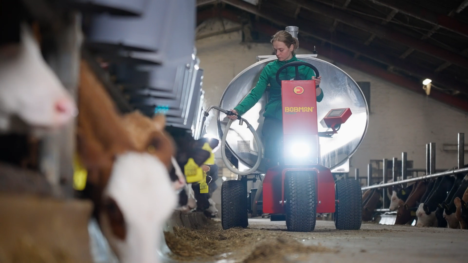 Zelfrijdende Bobman Milkbus doseert tot 1.000 liter melk | Veehouderij Techniek