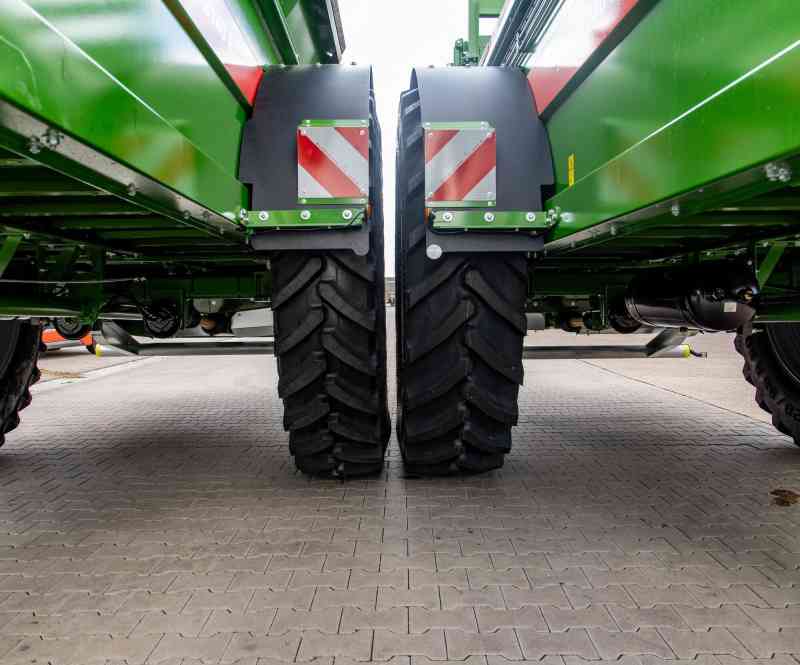 Bredere banden onder Bergmann strooiers | LandbouwMechanisatie