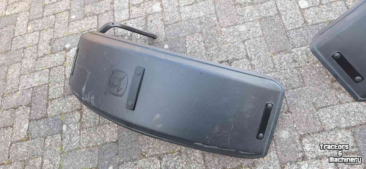 Overige traktoren en toebehoren John Deere 2 originele John Deere voorwiel spatborden.
