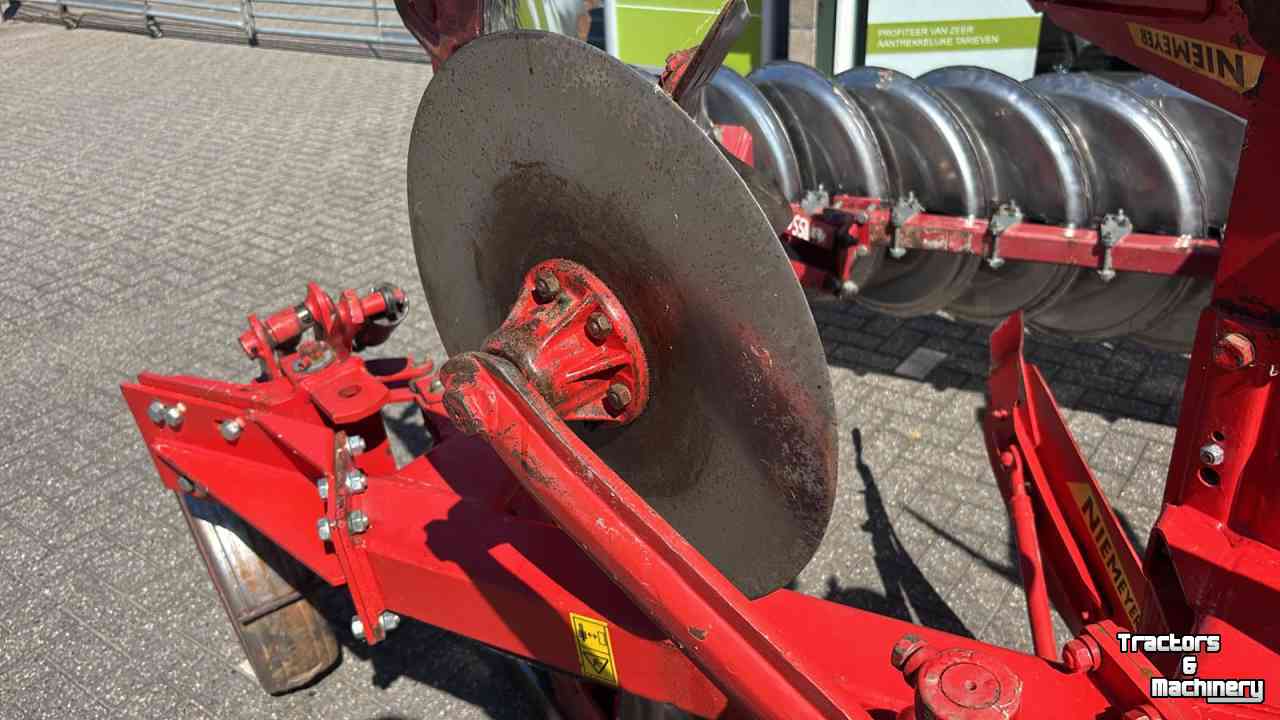 Ploegen Niemeyer Delta 3-200 MAIII  3 schaar wentelploeg met vorenpakker