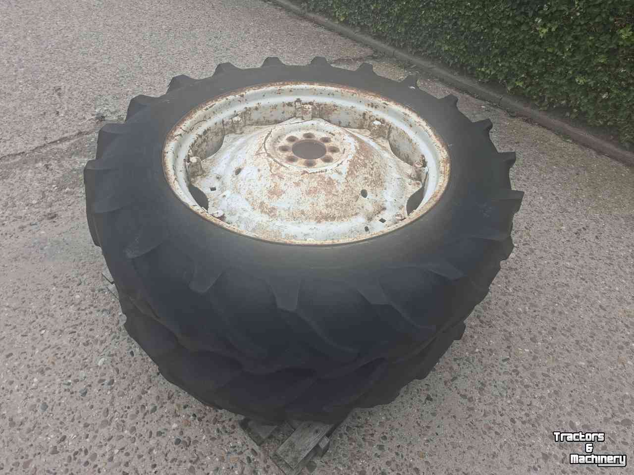 Wielen, Banden, Velgen & Afstandsringen Ford 12.4R34