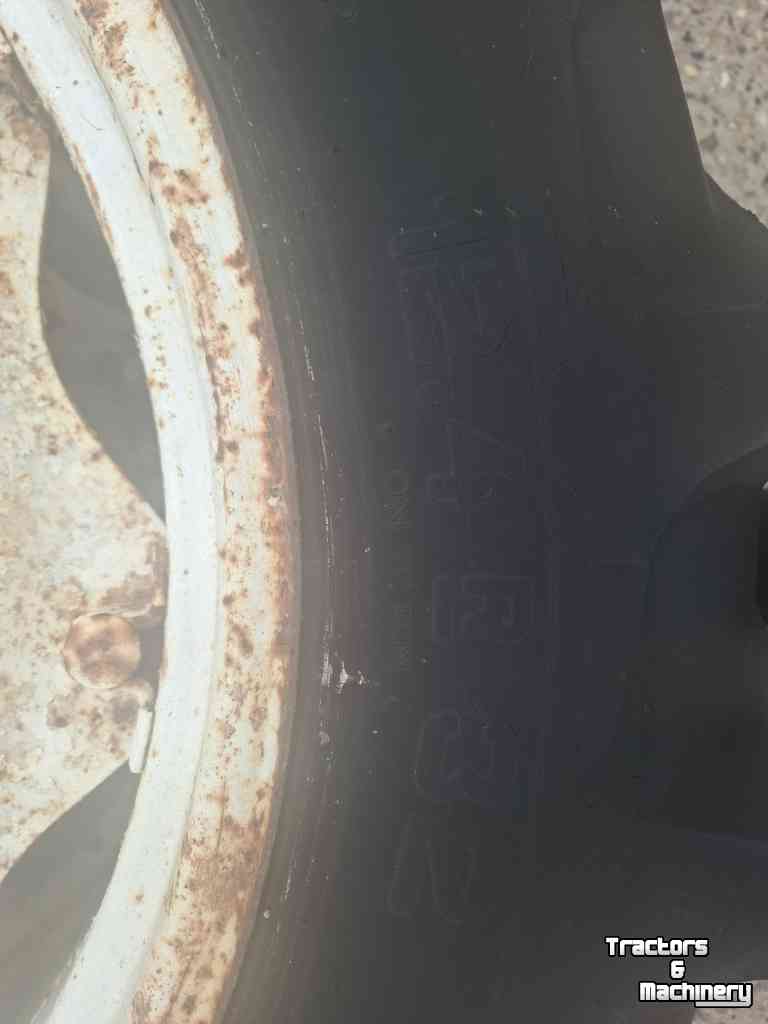 Wielen, Banden, Velgen & Afstandsringen Ford 12.4R34
