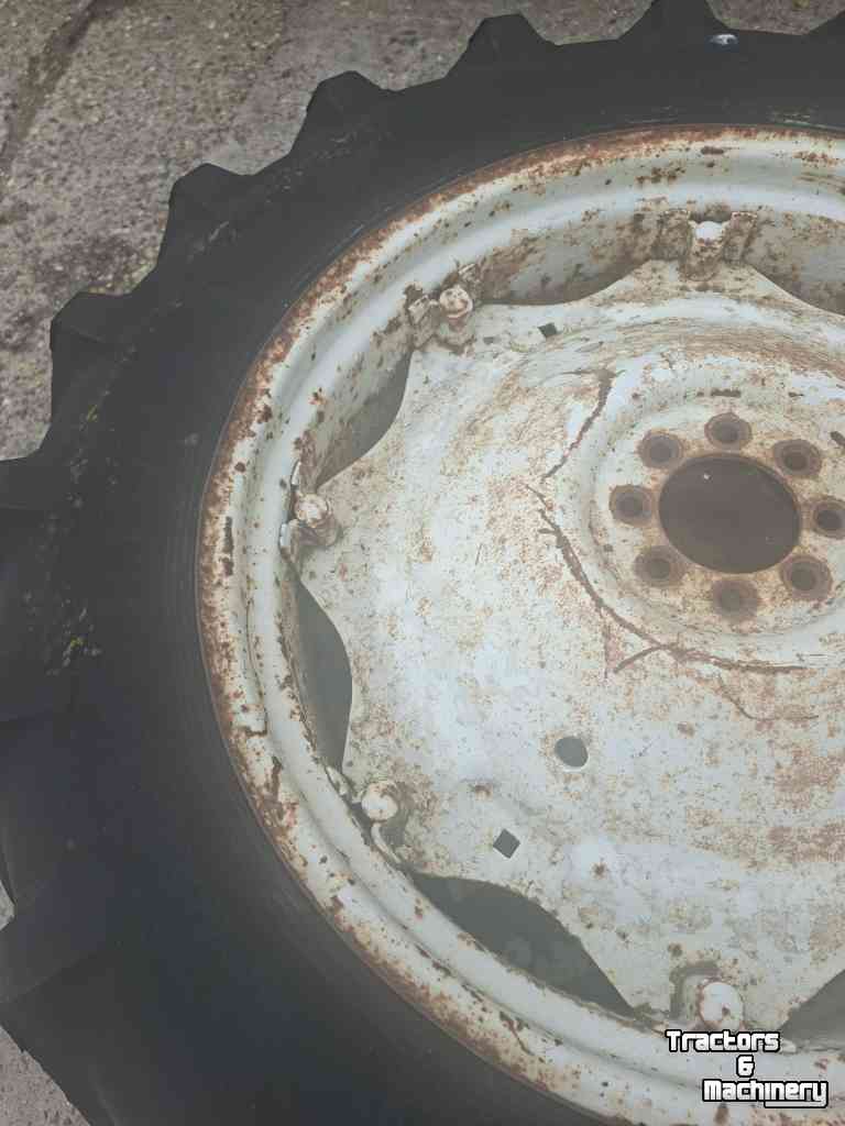 Wielen, Banden, Velgen & Afstandsringen Ford 12.4R34