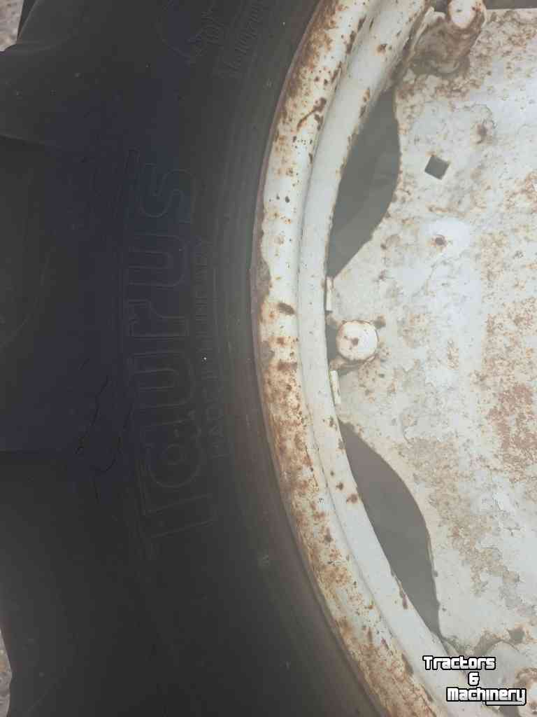 Wielen, Banden, Velgen & Afstandsringen Ford 12.4R34