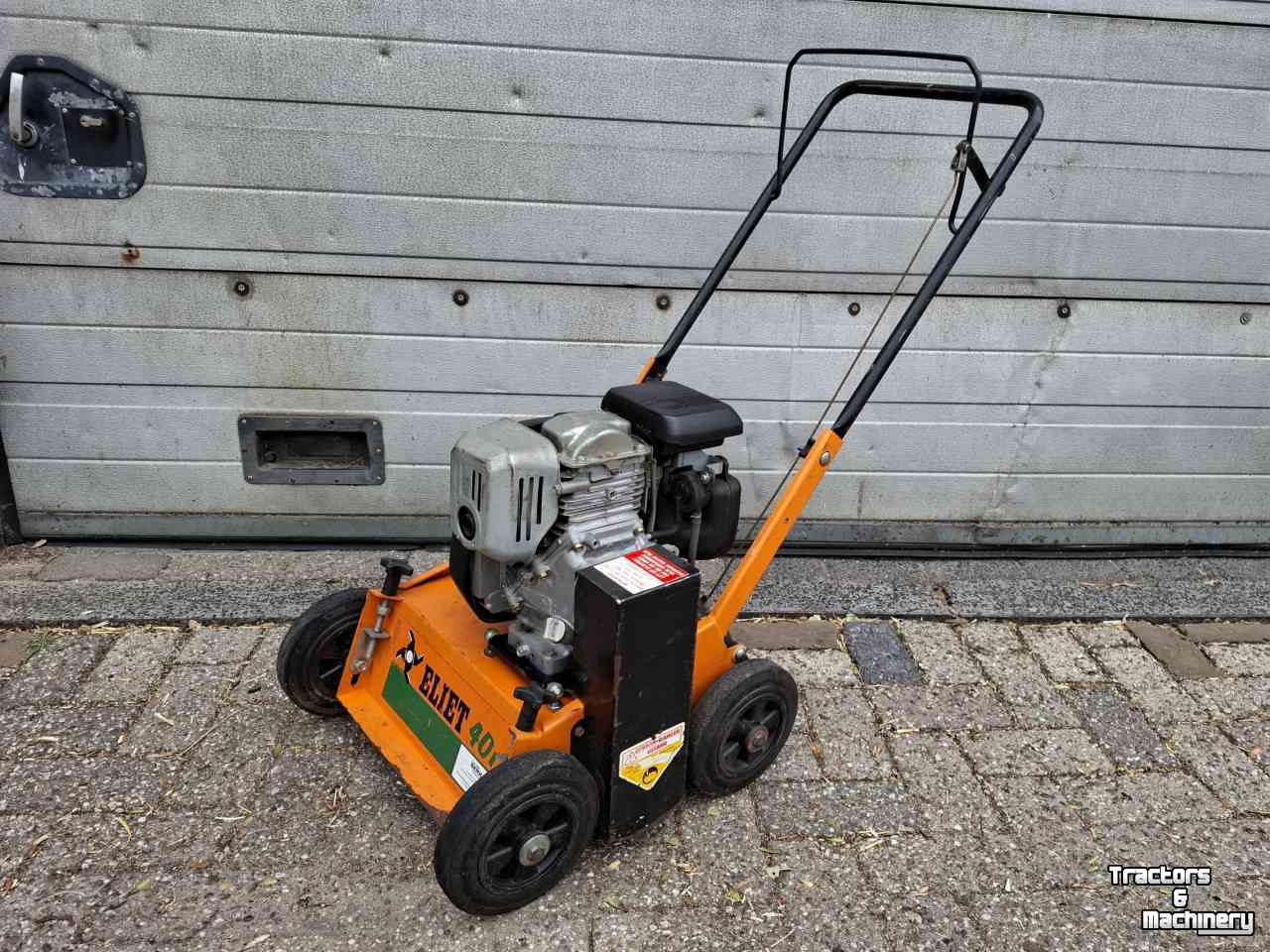 Graszodebeluchter Eliet E401 VM benzine honda motor verticuteermachine verticuteerder verticuteren
