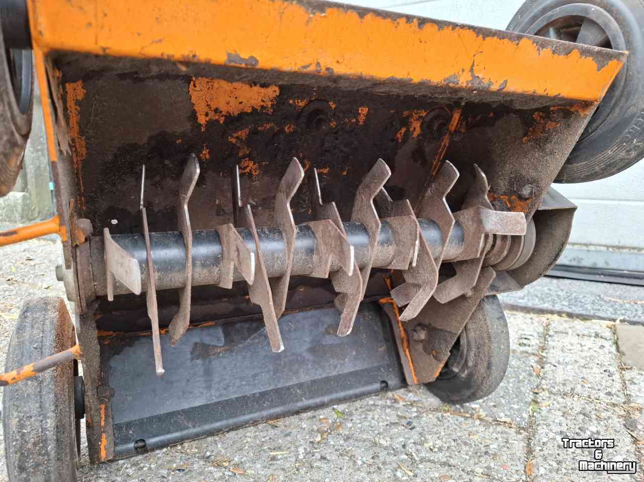 Graszodebeluchter Eliet E401 VM benzine honda motor verticuteermachine verticuteerder verticuteren