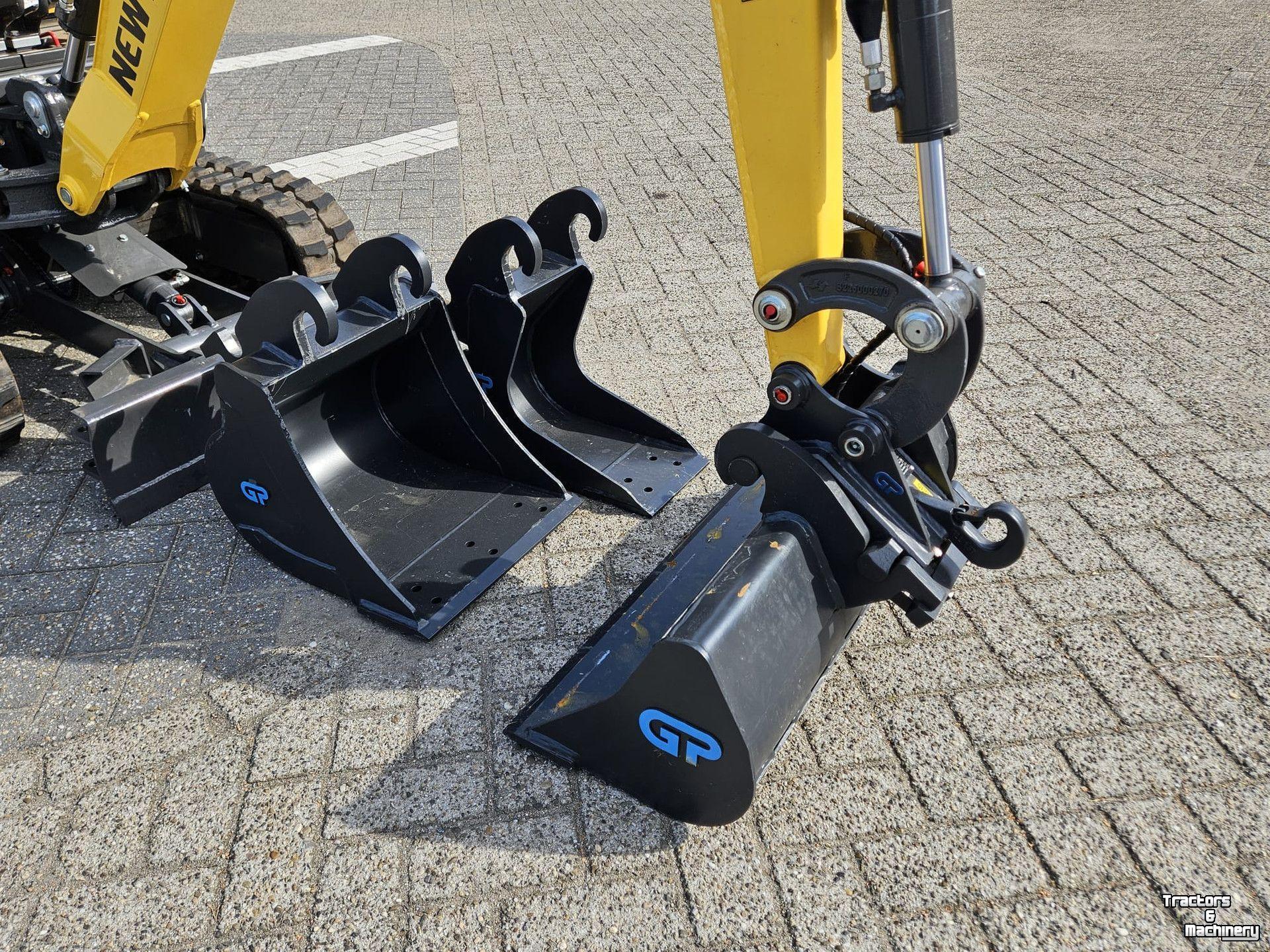 Mini-graver / Mini-graafmachine New Holland E12D Rops
