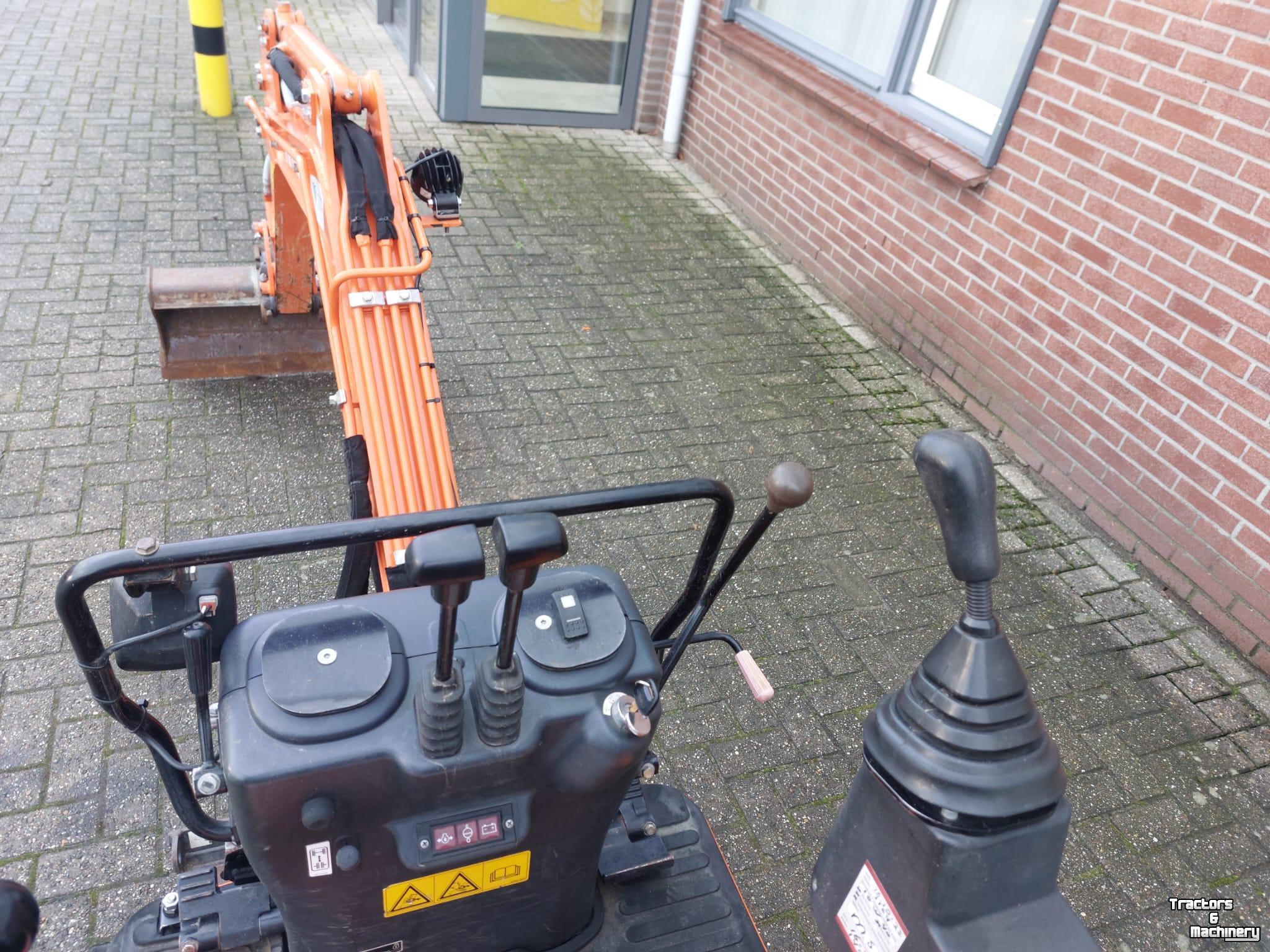 Bandenkraan / Graafmachine op wielen Hitachi 10U