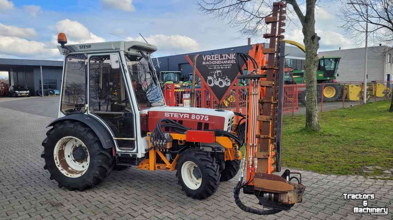 Traktoren Steyr 8075 AS 4WD smalspoor met maaiarm/maaibalk