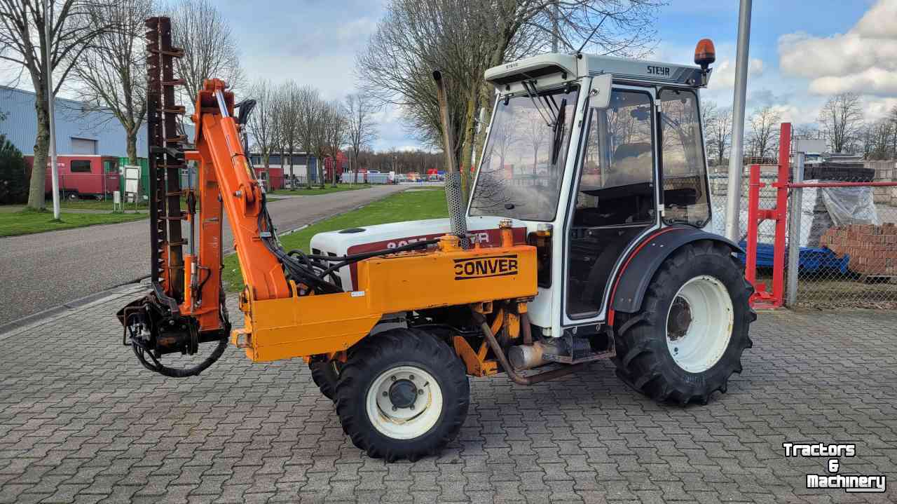 Traktoren Steyr 8075 AS 4WD smalspoor met maaiarm/maaibalk