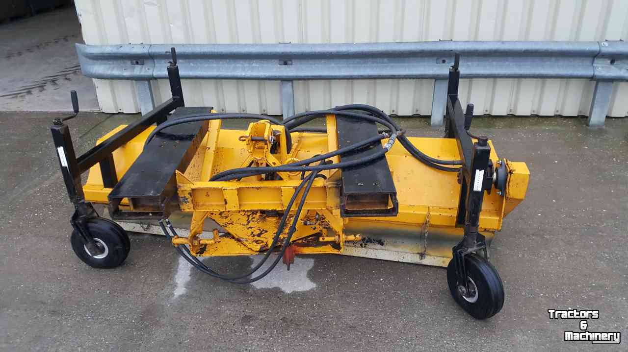Veegmachine  heftruck / shovel bezem