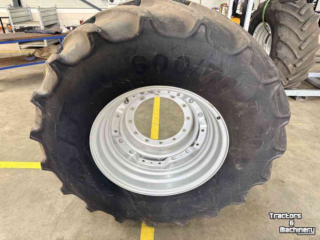 Wielen, Banden, Velgen & Afstandsringen Trelleborg 710/70R42 + Mitas 600/70