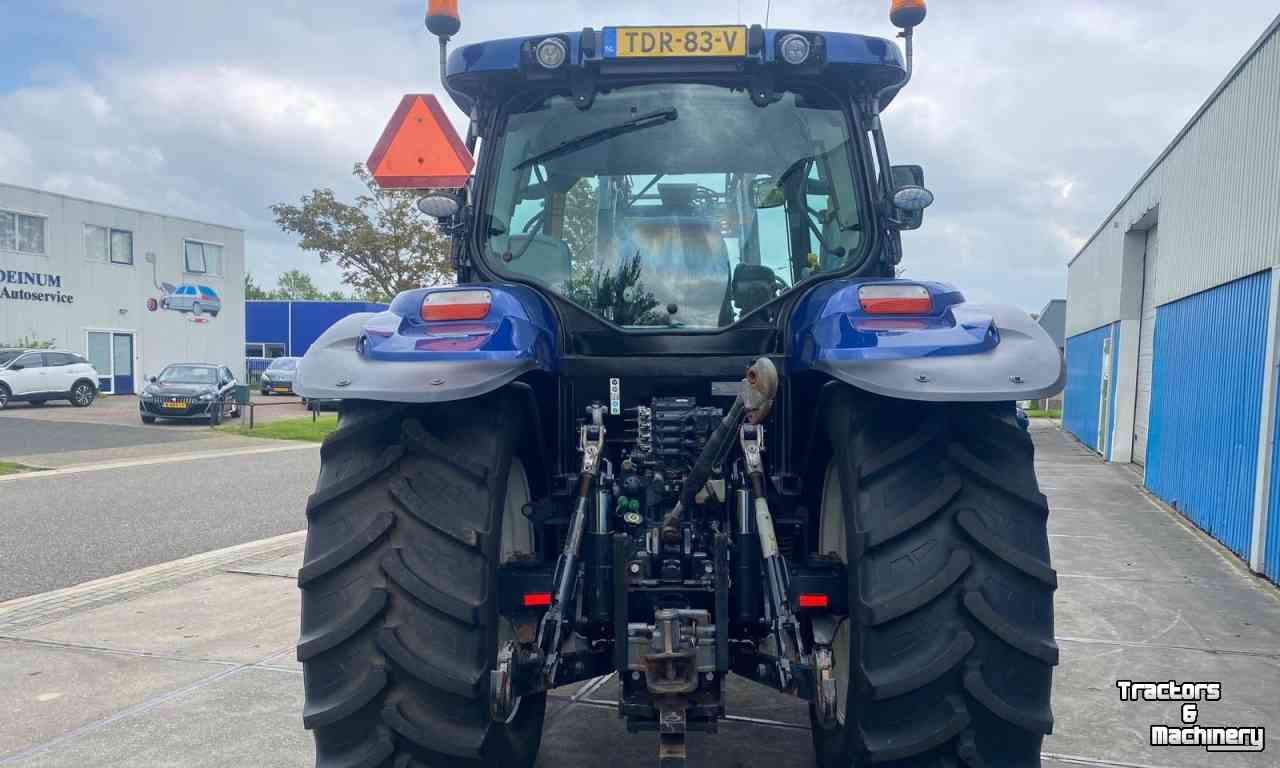 Traktoren New Holland T6020 Plus met 120FL voorlader / frontlader