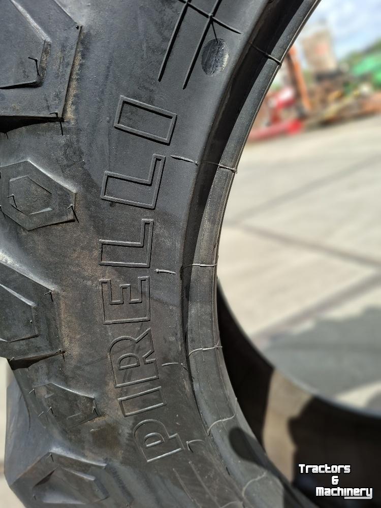 Wielen, Banden, Velgen & Afstandsringen Pirelli 12.4R28