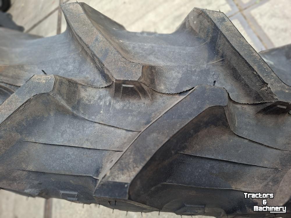 Wielen, Banden, Velgen & Afstandsringen Pirelli 12.4R28