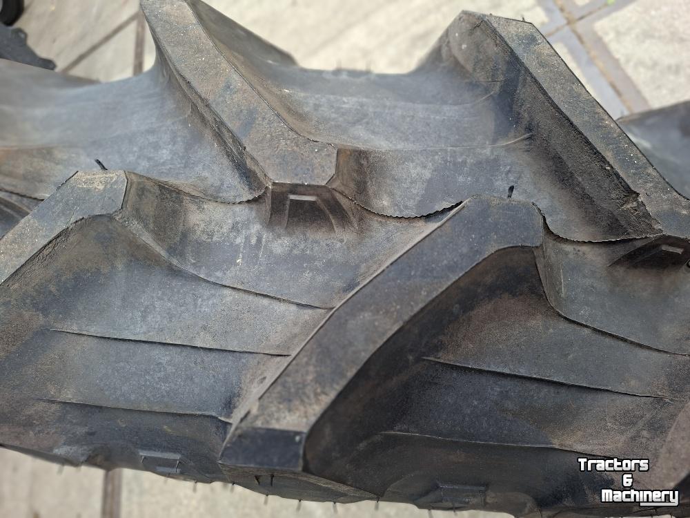 Wielen, Banden, Velgen & Afstandsringen Pirelli 12.4R28