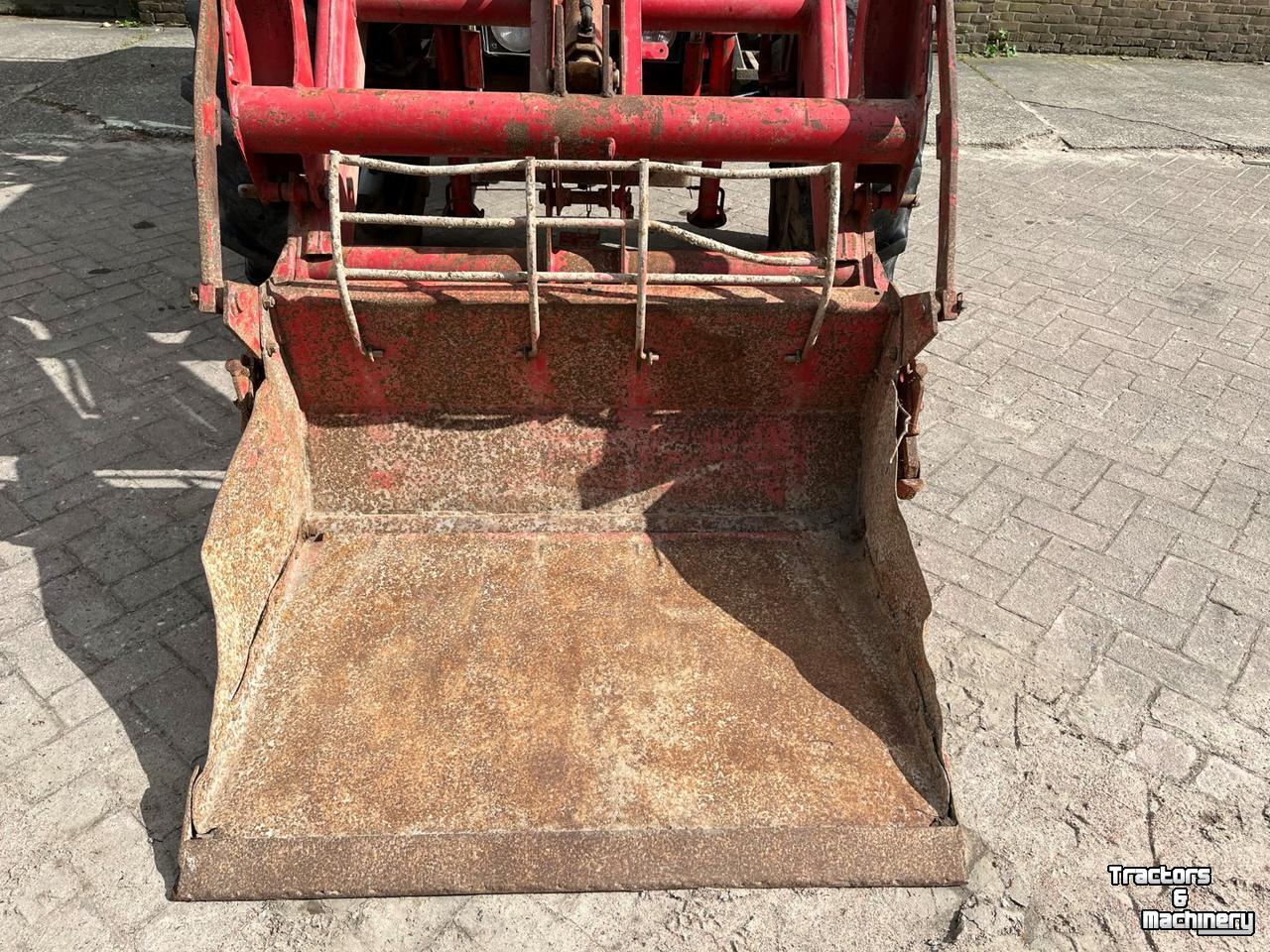 Tractor / Trekker Massey Ferguson 590-4 met voorlader