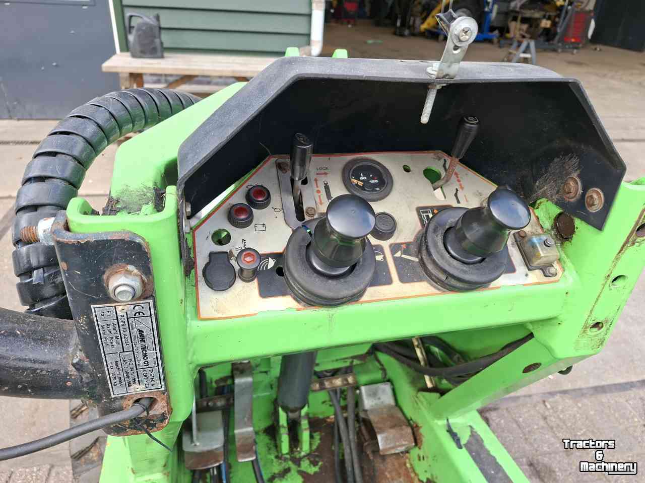 Shovel / Wiellader / Kniklader Avant 320S