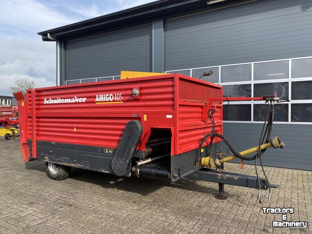 Blokkendoseerwagen Schuitemaker Amigo 40 kuilvoerblokkendoseerwagen