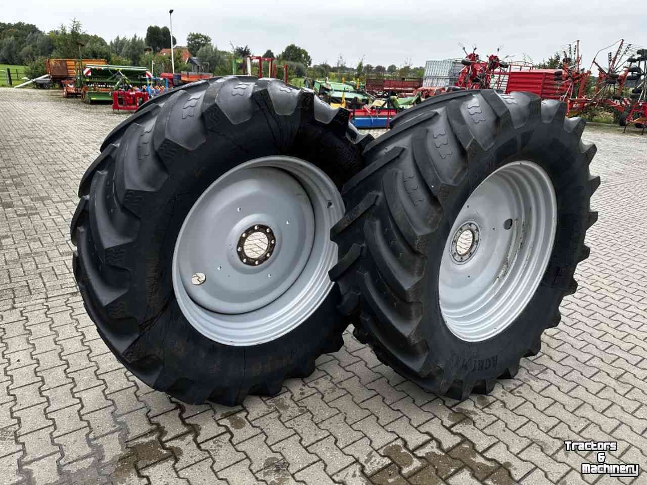 Wielen, Banden, Velgen & Afstandsringen BKT Set BKT banden op velgen 600/65x38