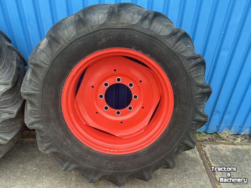 Wielen, Banden, Velgen & Afstandsringen Fendt TAURUS 420/70R28 op 8 gaats velgen
