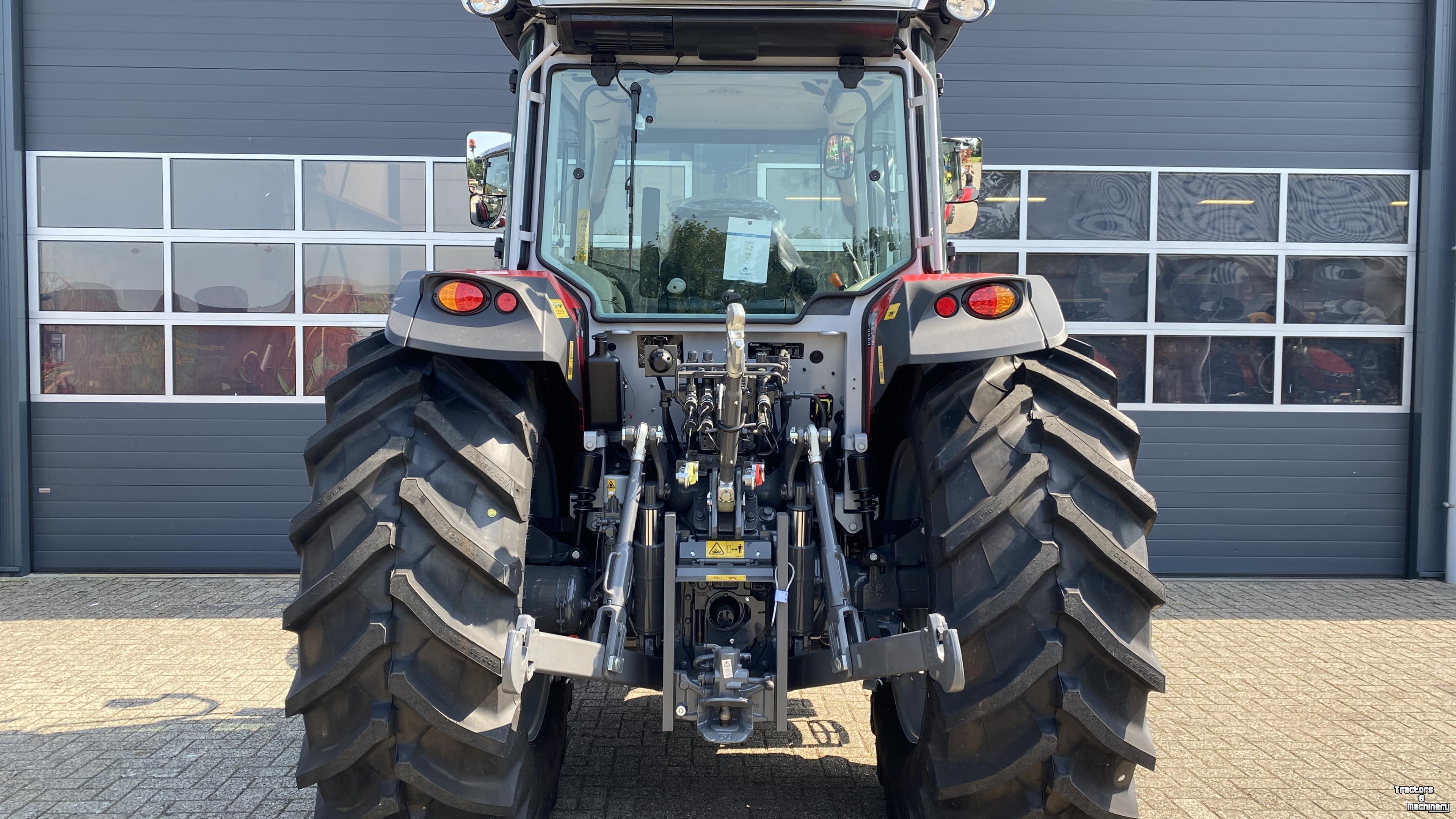 Tractor / Trekker Massey Ferguson 5M.145 Dyna4