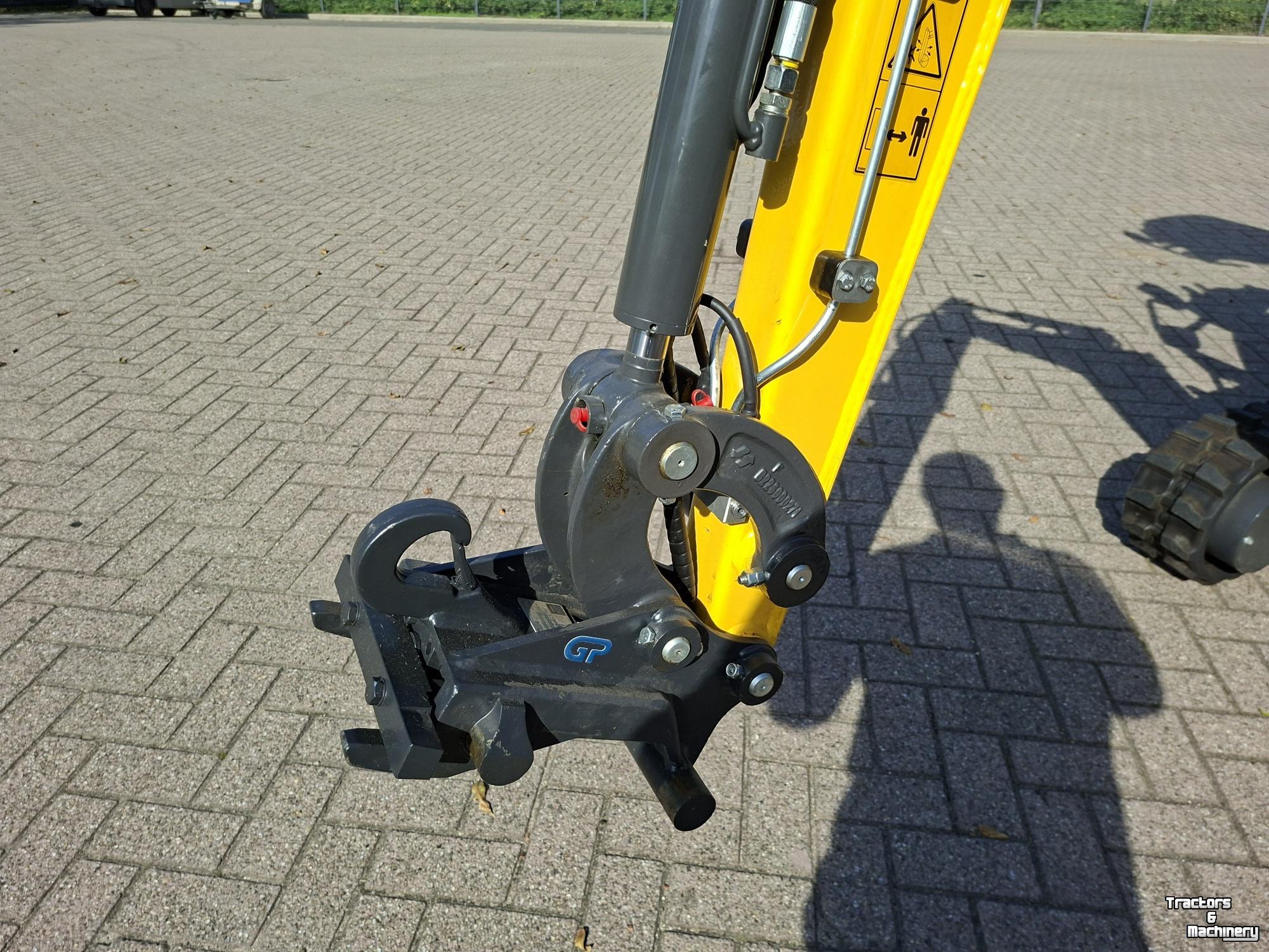 Mini-graver / Mini-graafmachine New Holland E15X