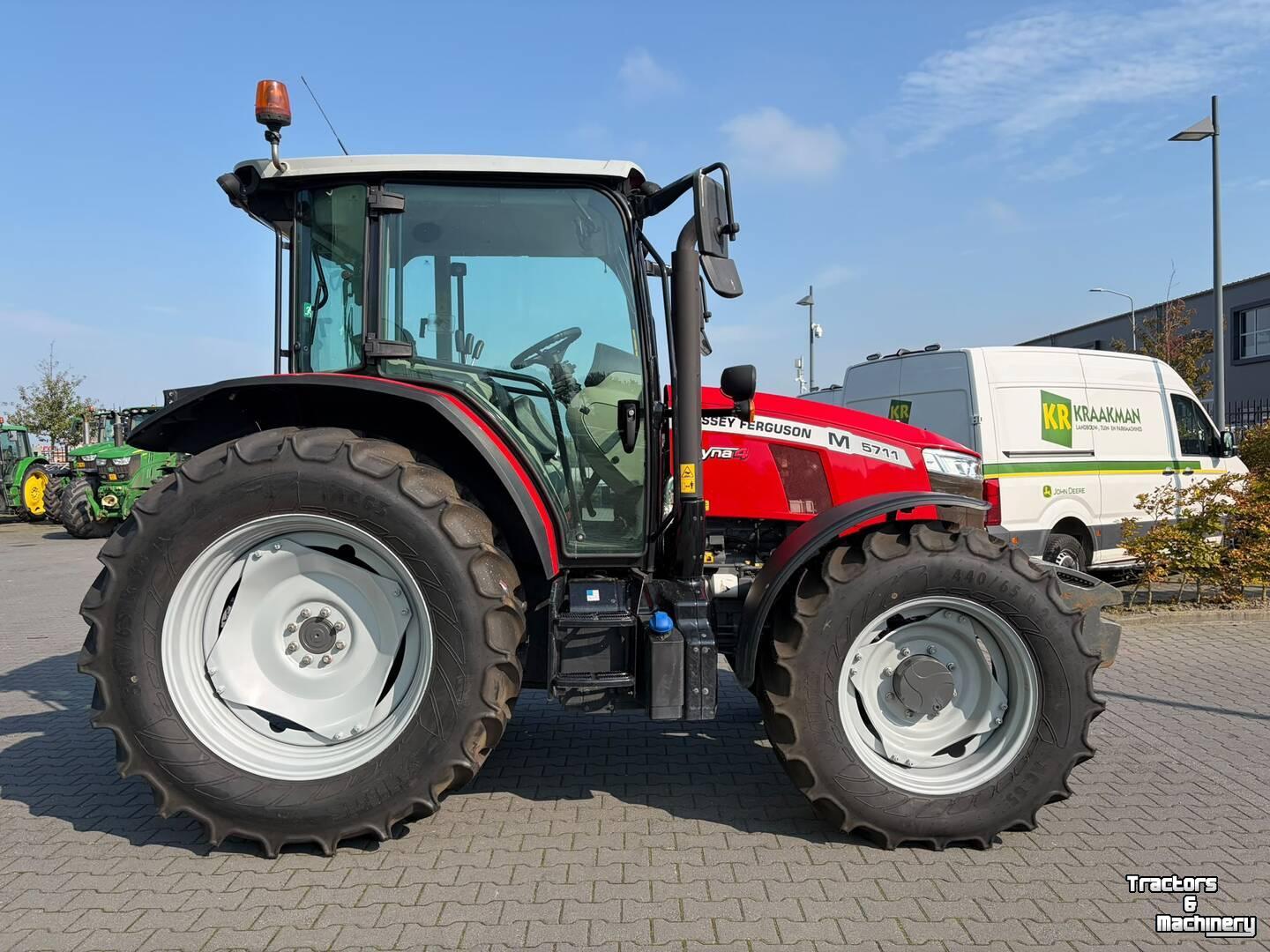 Tractor / Trekker Massey Ferguson 5711M