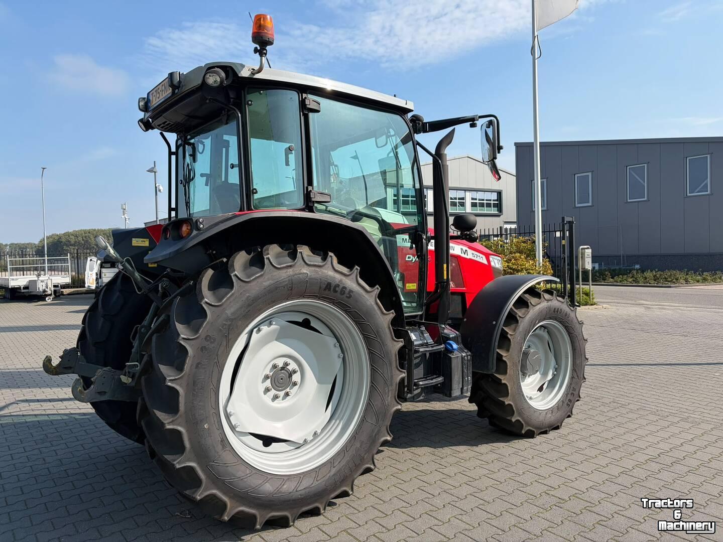 Tractor / Trekker Massey Ferguson 5711M