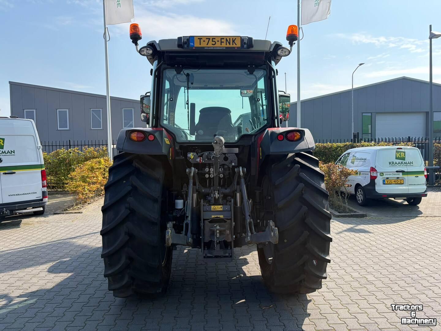 Tractor / Trekker Massey Ferguson 5711M