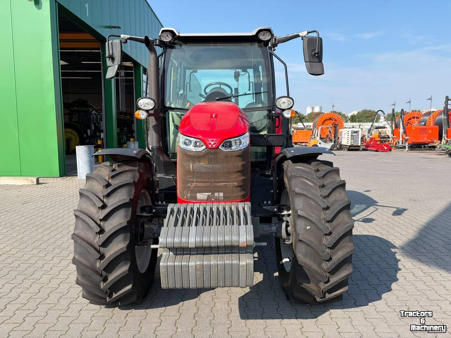 Tractor / Trekker Massey Ferguson 5711M