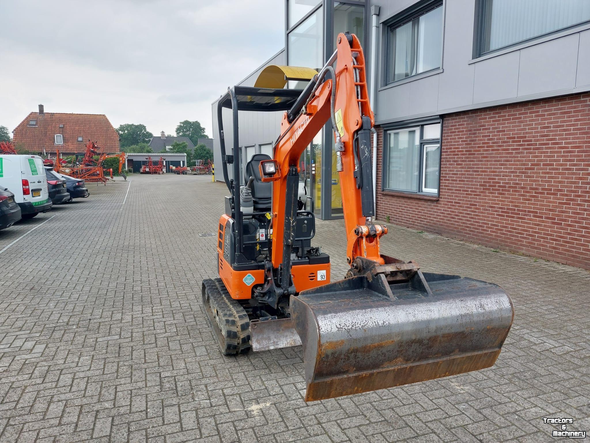 Bandenkraan / Graafmachine op wielen Hitachi 19U
